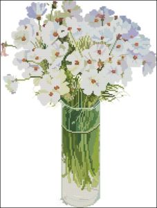 Белые цветы в высокой вазе