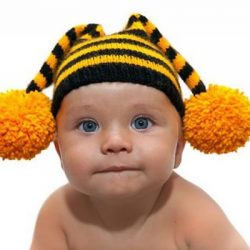 Полосатая шапочка для малыша