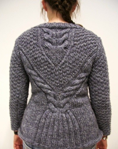 Приталенный пуловер с ажурным узором
