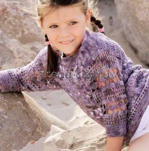 Пуловер крючком для девочки с ажурными дорожками