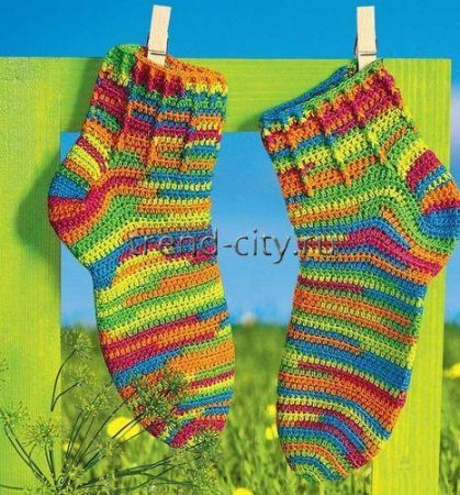 Разноцветные носки крючком