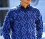 Синий пуловер с узором из снятых петель