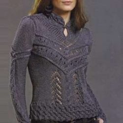 Стильный вязаный спицами пуловер