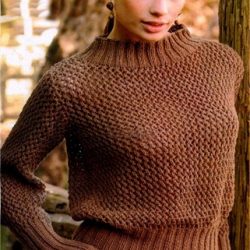 Вязаный спицами свитер "Шоколадная сеточка"