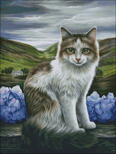 Котик с голубыми цветочками на фоне гор