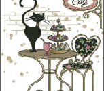 Кот на кофейном столике